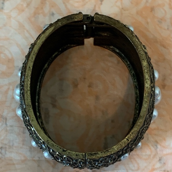🛍️SALE🛍️ Antiqued Gold Hinged Bangle Bracelet - Picture 6 of 10